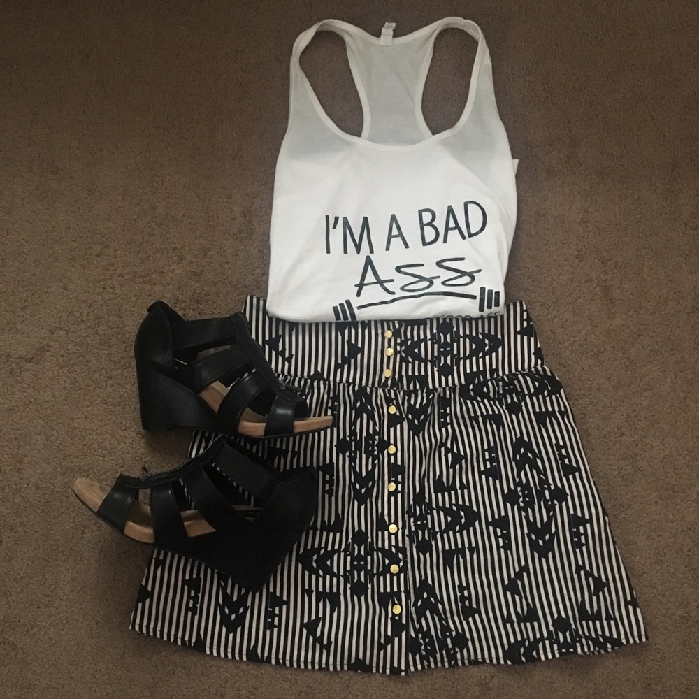 Charlotte Russe🔸Black & white skirt with pockets! - Picture 2 of 6